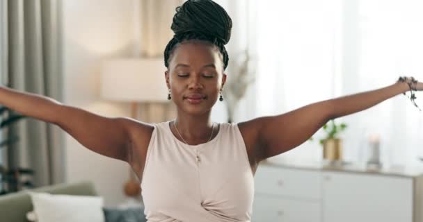 バランスのためのホームスタジオでのヨガ瞑想の顔 黒人女性 チャクラエネルギー 呼吸またはリラックスするマインドフルネスを崇拝するスマイル 魂または幸せなアフリカの人 — ストック動画