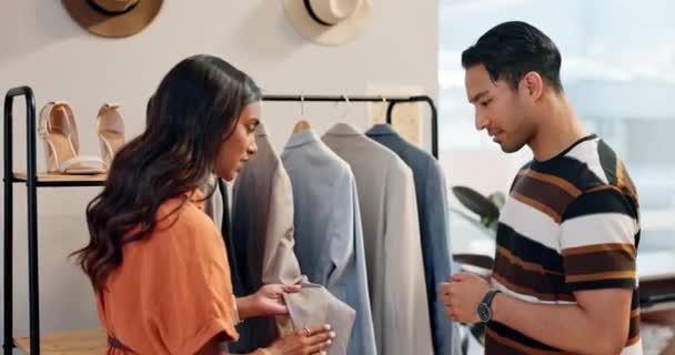 Hombre Mujer Tienda Con Moda Ventas Conversación Con Textura Producto — Vídeo de stock