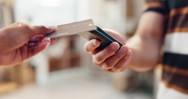 支払い またはチェックアウトストアでの配達のためのポーズマシンの個人 クレジットカード Eコマースの電子取引で購入または販売するためにタップで顧客や宅配業者のクローズアップ — ストック動画