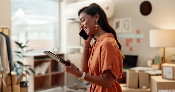 Telefoongesprek Levering Indiase Vrouw Tablet Voor Distributie Logistiek Commerce Startup — Stockvideo