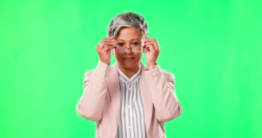 Kollar çapraz, yüz ve olgun bir kadın yeşil ekranda CEO kariyeri ve ciddi yönetim için. Şirket, gözlükler ve stüdyo arka planında izole edilmiş bir yönetici çalışanın portresi..