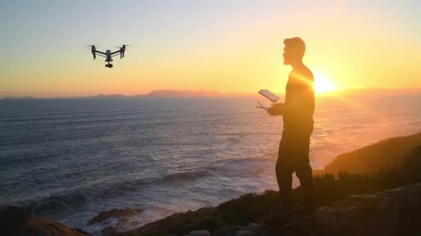 Pôr Sol Céu Homem Voando Drone Sobre Mar Natureza Para — Vídeo de Stock