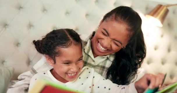 Śmiejąc Się Mama Dziecko Sypialni Czytania Książki Zabawy Nauczania Szczęśliwej — Wideo stockowe