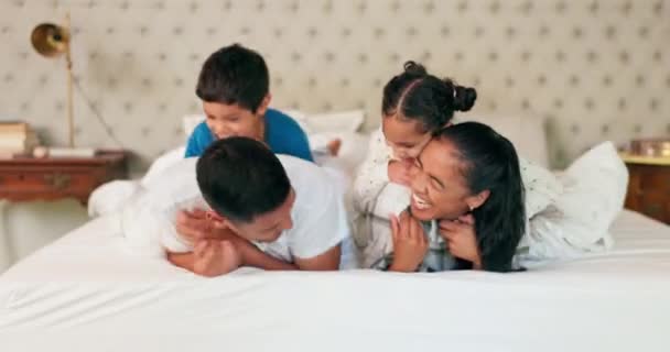 Gelukkig Gezin Mama Papa Met Kinderen Bed Spelen Gezelligheid Huis — Stockvideo