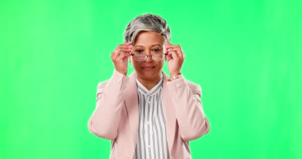 Ceoのキャリアと深刻な管理のための緑の画面上で腕が交差し 顔と成熟した女性 モックアップスタジオの背景に隔離された執行役の肖像画 — ストック動画