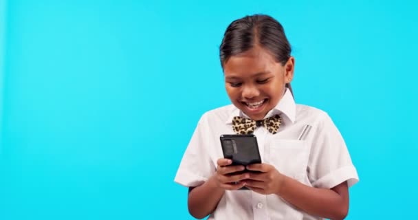 Mockup Kind Und Mädchen Mit Smartphone Lustig Und Soziale Medien — Stockvideo