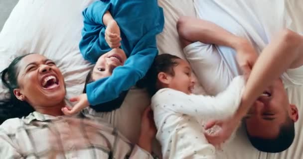 Rindo Felizes Pais Fazendo Cócegas Seus Filhos Cama Enquanto Divertem — Vídeo de Stock