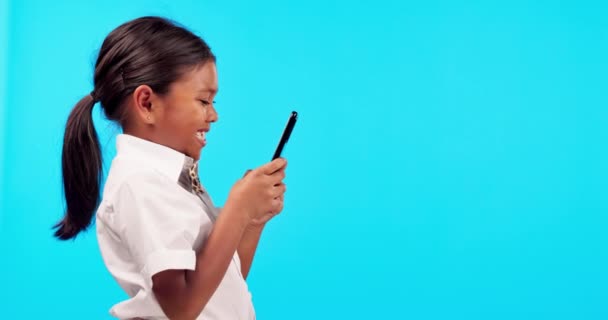 Mockup Barn Pige Med Mobiltelefon Forbindelse Sociale Medier Blå Studiebaggrund – Stock-video