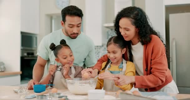 부모들은 자녀들에게 음식에 관하여 가르치고 박수등 아이들 엄마와 아빠로부터 요리하는 — 비디오