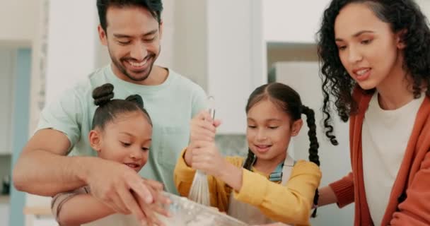 台所で子供たちに食べ物について教える両親と一緒に ウイスク ミックス 家族のベーキング 母親と父親から料理を学ぶ子供たちとのボウル 指示または結合 — ストック動画