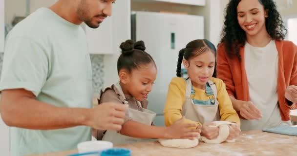 台所の助け 生地および家族は食糧についての彼らの女の子の子供を教える親と一緒に焼く 母親と父親から料理を学ぶ子供の発達 または絆 — ストック動画