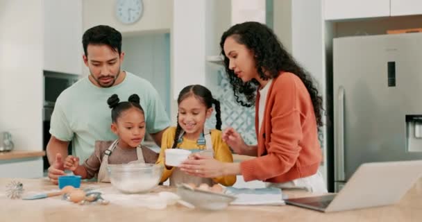부모와 부엌에서 요리하는 딸에게 음식에 관하여 가르치는 것이다 아이들 어머니와 — 비디오