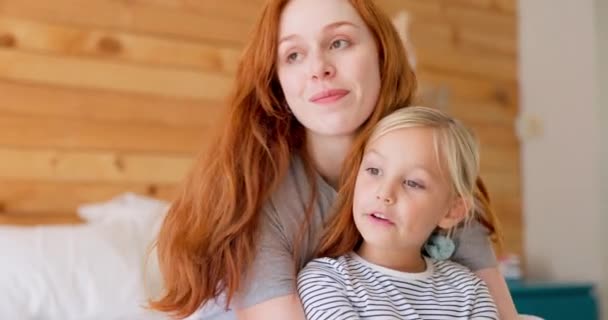 Laulaminen Liimaus Äiti Lapsensa Kanssa Makuuhuoneessa Lapsen Kehitykseen Hauskanpitoon Tai — kuvapankkivideo