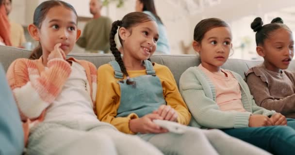 Παιδιά Βλέποντας Τηλεόραση Και Χαρούμενους Φίλους Στον Καναπέ Στο Σπίτι — Αρχείο Βίντεο