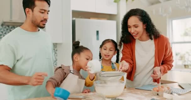 和父母一起在厨房里烘焙碗 面粉和家庭烘焙 教女儿们食物 配料或说明 让孩子们学习如何从有趣的爸爸妈妈那里做饭 — 图库视频影像