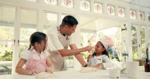 面团和一位父亲教他的女儿们如何在自家厨房里一起做饭 孩子或有孩子的家庭从家里的父母那里学习食物 — 图库视频影像