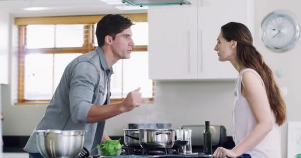 Cucinare Divorziare Una Coppia Nella Cucina Casa Discutendo Cibo Ingredienti — Video Stock