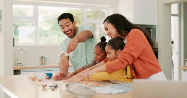 家庭和烘焙在厨房 学习和乐趣在一起 同时结合 带着快乐孩子的父母 笑着上学 教书或准备面团的父母 — 图库视频影像