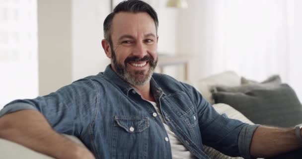 Šťastný Muž Relaxovat Usmívat Pohovce Obývacím Pokoji Dovolenou Víkend Nebo — Stock video