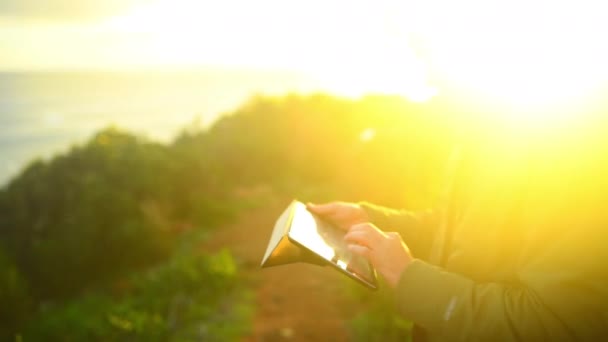 Açık Hava Güneş Işığı Tabletli Bir Adam Bağlantı Lens Işığı — Stok video
