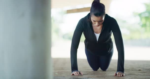 Γυμναστική Γυναίκα Και Σπρώξτε Προς Πάνω Στο Γόνατο Για Άσκηση — Αρχείο Βίντεο