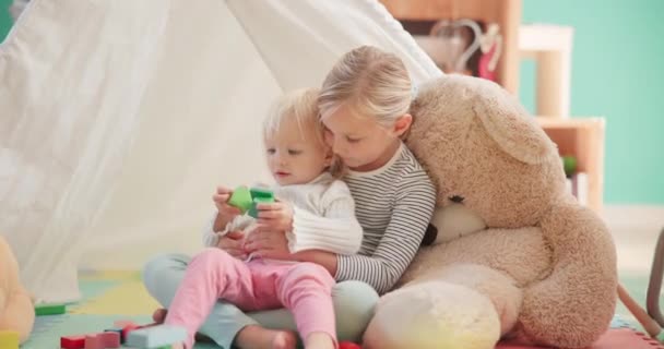 Irmã Brincando Brinquedos Chão Para Diversão Entretenimento Ligação Casa Para — Vídeo de Stock