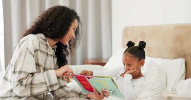 Otthon Lefekvés Előtt Egy Anya Gyerekek Könyvet Olvasnak Szerelemről Gondozásról — Stock videók