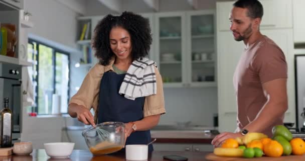 Cuplu Fericit Gătit Bucătărie Îmbrățișare Dragoste Îngrijire Pentru Timp Calitate — Videoclip de stoc