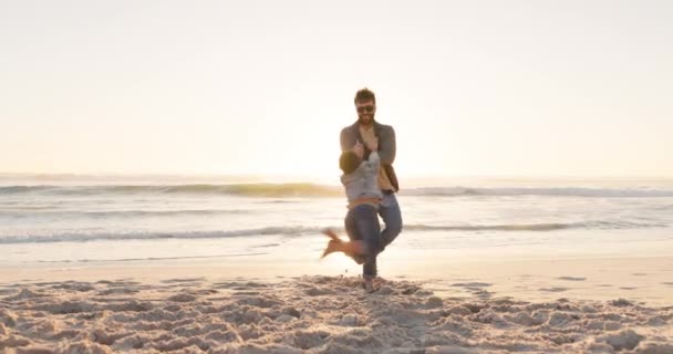 Літо Пляж Чоловік Розмахують Своїм Сином Відкритому Повітрі Біля Океану — стокове відео