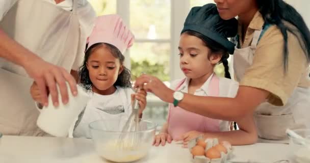 Допомога Кухня Сім Випікають Разом Навчаючи Дітей Радіючи Випічці Щасливі — стокове відео