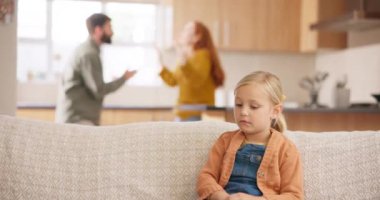 Üzüntü, boşanma ve bir tartışma sırasında evinin oturma odasındaki kanepede oturan bir kızla kavga eden ebeveynler. Anne ve babasının çatışmasını izleyen bir kızın korkusu, stresi veya endişesi..
