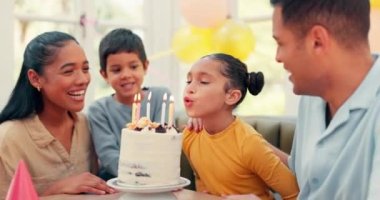 Doğum günü pastası, alkış ve mutlu çocuk mum alevi gençlik kutlaması, ev partisi etkinliği ya da heyecanlı grup tebrikleri için. Aile sevgisi, el çırpma ve tatlı olarak çocuk gülümsemesi..