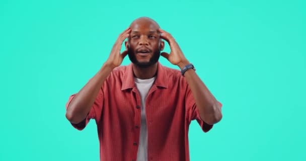 Uau Pensamento Homem Negro Com Fundo Azul Com Uma Ideia — Vídeo de Stock