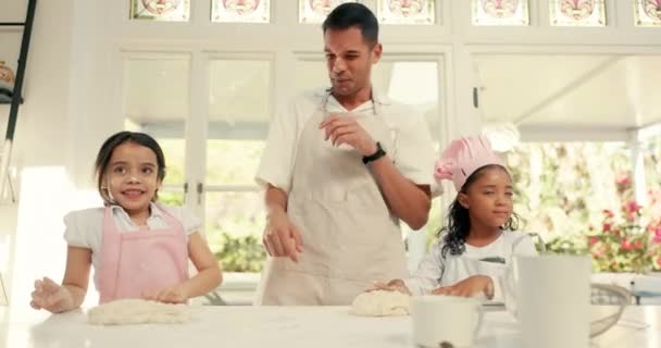 面粉和一个父亲教他的女儿们如何在他们有趣的家的厨房里一起做饭 孩子或与弟妹在一起的家庭乐趣从他们的父亲那里学习食物 — 图库视频影像