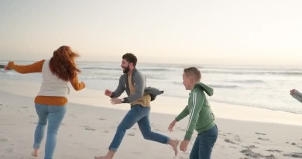 Pais Brincando Praia Com Crianças Para Divertir Fim Semana Com — Vídeo de Stock