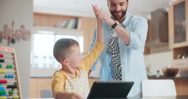 Tableta Vzdělání Otcem Synem Plácnutí Během Domácích Úkolů Nebo Studium — Stock video