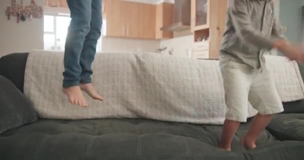 Zuhause Kinder Und Jungen Auf Der Couch Springen Und Energie — Stockvideo