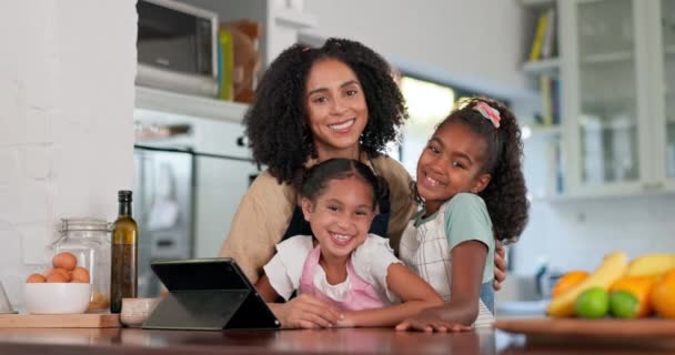 烹饪和母亲肖像与孩子和平板为食谱配料和食物学习 小女孩 带着父母的支持和关心 在一个拥有数字烘焙应用技术的家庭里微笑着 — 图库视频影像