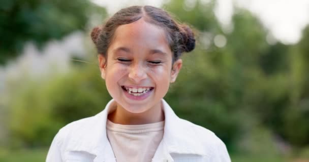 Enfant Visage Fille Riant Plein Air Dans Jardin Parc Environnement — Video