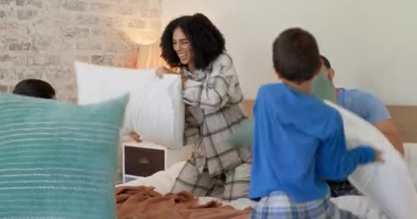 快乐的家庭 枕头大战和与孩子的卧室 玩耍和兴奋的爱 结合和照顾在家里 女人和男孩在床上玩耍 玩耍或在家里玩耍 — 图库视频影像