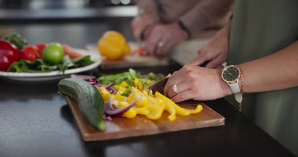 Mat Händer Och Matlagning Par Köket Tillsammans Med Grönsaker Och — Stockvideo