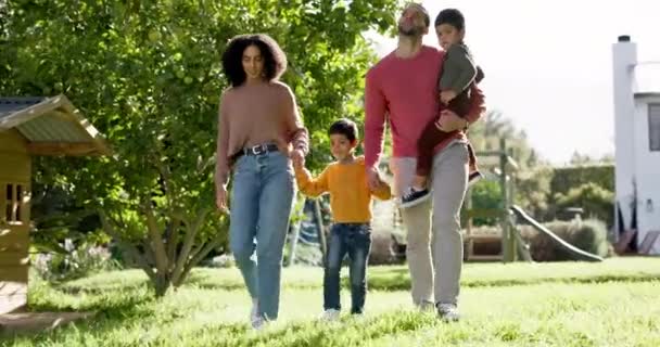 Ευτυχισμένο Περπάτημα Και Την Οικογένεια Την Ευτυχία Πίσω Αυλή Συγκόλληση — Αρχείο Βίντεο