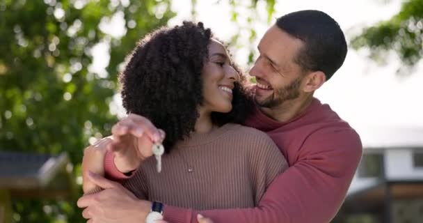 Klucze Nowy Dom Lub Szczęśliwa Para Przytulić Odkryty Twarzą Nieruchomości — Wideo stockowe