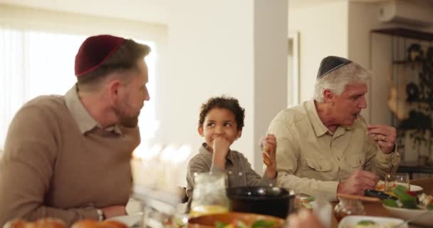 自宅でのユダヤ人 夕食は お祝い パーティー イベントに満足しています 父と息子 おじいちゃんとダイニングテーブルでランチ 食べ物 絆を語る — ストック動画