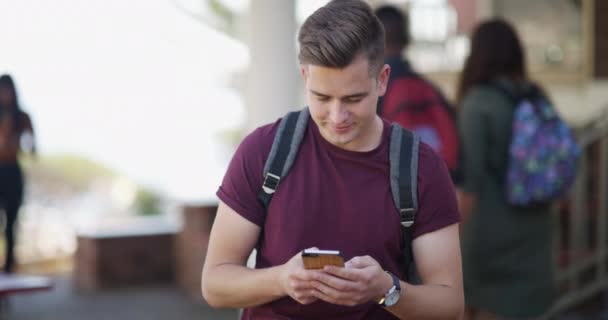 Glücklicher College Student Mann Und Telefon Mit Gesicht Sms Schreibend — Stockvideo