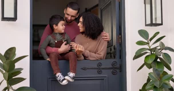 Αγάπη Κουβέντα Και Γονείς Παιδί Τους Στην Πόρτα Του Σπιτιού — Αρχείο Βίντεο