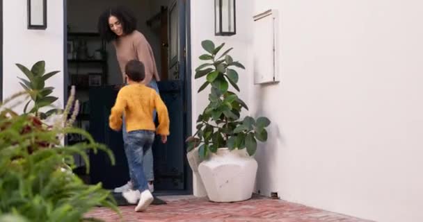 Choca Esos Cinco Madre Bienvenido Hijo Caminando Una Casa Después — Vídeos de Stock