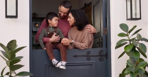 Αγάπη Ομιλία Και Γονείς Παιδί Τους Στην Πόρτα Του Σπιτιού — Αρχείο Βίντεο