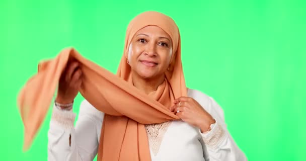 Moda Muçulmano Lenço Com Uma Mulher Fundo Tela Verde Estúdio — Vídeo de Stock
