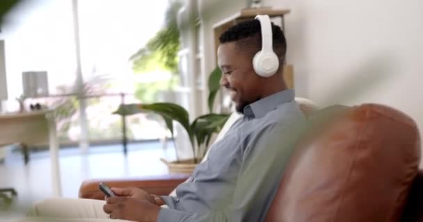 Słuchawki Sofa Człowiek Słuchający Muzyki Listy Odtwarzania Lub Radia Podczas — Wideo stockowe